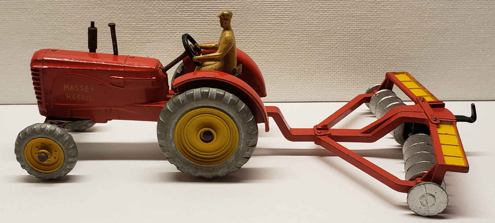 DINKY 300 MASSEY HARRIS TRACTOR. MODEL IN A GOOD BOX. | #60476068